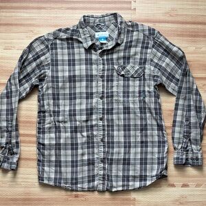 COLUMBIA Men’s size L cotton flannel button down shirt.